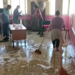 Muş'ta öğretmenler okulu sabunlu suyla yıkadı