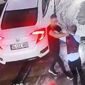 Bursa'da dövülerek araçtan atıldıktan sonra başka bir aracın çarptığı şahsın darp görüntüleri kamerada