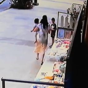 Eyüpsultan'da kucağında çocukla hırsızlık yaptı