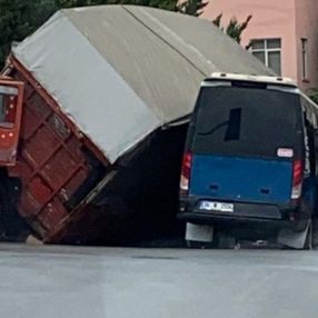 İstanbul'da kamyon minibüsün üzerine devrildi