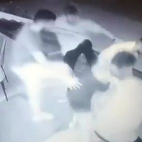 Antalya'da alacağını isteyen pizzacıyı ailesinin yanında dövdüler