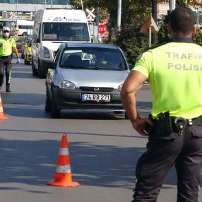 Zonguldak'ta polisi görünce kaçmaya çalışan ehliyetsiz sürücü