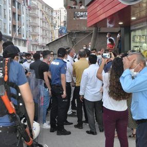 Şırnak'ta çocukları PKK tarafından kaçırılan aileler, HDP binası önünde eylem yaptı