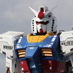 18 metrelik dev Gundam robotu yürümeye başladı