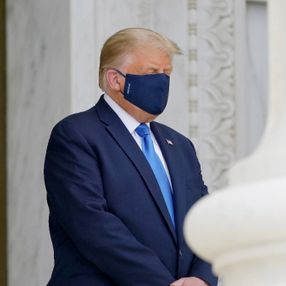 Trump cenaze töreninde yuhalandı