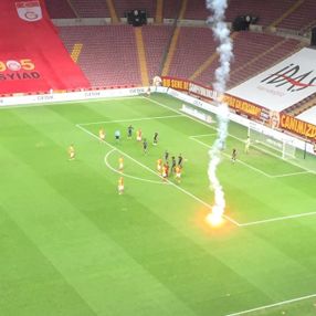 Seyircisiz oynanan Galatasaray-Fenerbahçe derbisinde sahaya meşale atıldı