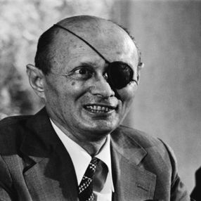 İsrail eski savunma bakanı Moşe Dayan'ın Mısır'dan tarihi eser çaldığı, fotoğraflarla tescillendi