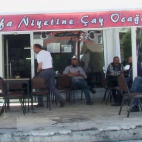 Erzurum'daki çaycı, müşterilerine mani okuyup dua ediyor