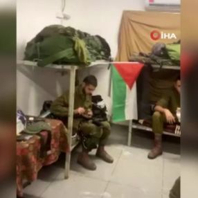 İsrail'de bir asker odasına Filistin bayrağı astı