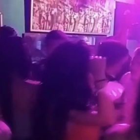 Taksim'de salgına rağmen açılan gece kulüplerinde kuralsız eğlence