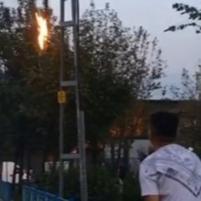 Sultangazi'de patlayan elektrik direği ile selfie çekildiler