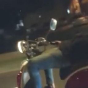 Bursa'da motosikleti sırtüstü yatarak kullanan sürücü