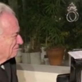 Brezilyalı piyanist, biyonik eldivenlerle piyona başına oturdu