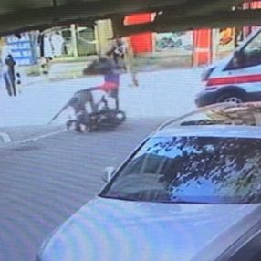 Hasta almaya giden ambulans motosikletle çarpıştı