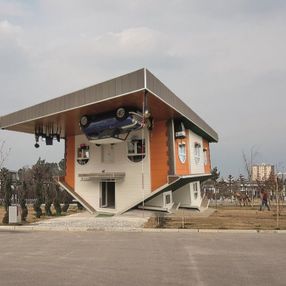 Adana'da 'ters ev'in yapımı başladı