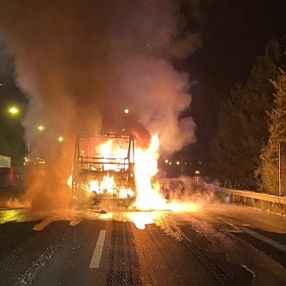 Adana'da yolcu otobüsü yandı