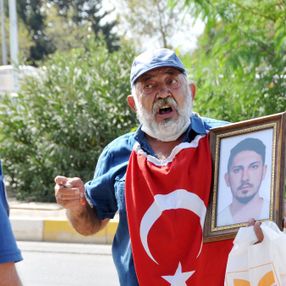 Antalya'da oğlunun katillerine verilen cezayı bıçakla protesto etti