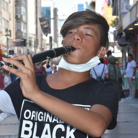 İzmir'deki sokak müzisyeninin hayali, güzel sanatlar fakültesi okumak