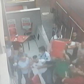 Esenyurt'ta pazarcıların yer kavgası kamerada