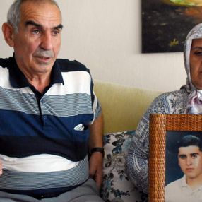 İzmir'de 18 yıldır oğullarına ulaşamayan aile yetkililere seslendi