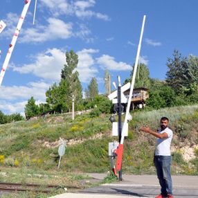 Erzurum'da kırdığı bariyerden 1 dakika sonra tren geçti, hapis cezası yedi