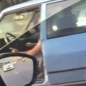 Bursa'da kapısı olmadan trafikte seyreden otomobil
