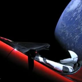 SpaceX'in uzaya gönderdiği Tesla Roadster, Mars'ın yakınından geçti