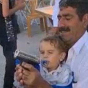 Aksaray'da torununun eline silah verip ateş ettirdi