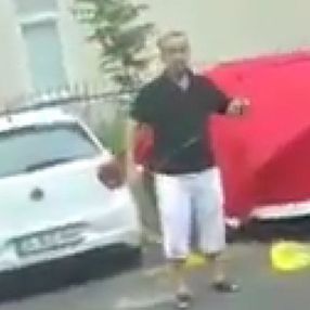 İstanbul'da Türk bayrağını branda gibi kullanan şahıs gözaltına alındı