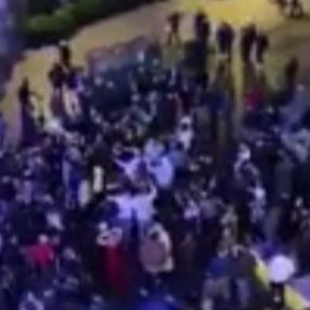 İngiltere'de koronavirüse rağmen sokak partisi