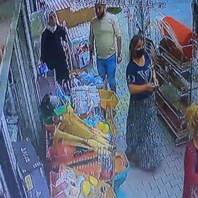 İstanbul'da elektronik malzemeleri eteklerine gizleyerek çaldılar