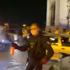Fransa'da Ermeniler, Karabağ'ın geri alınması için protesto düzenledi