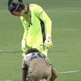 Luiz Gustavo, kaleci Oytun'un ayakkabısını bağladı