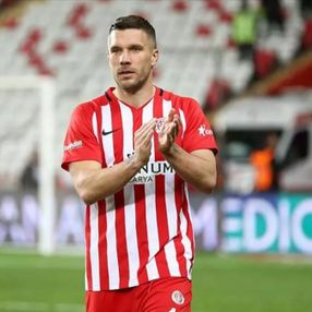 Podolski: Süper Lig'de hakemler çabuk kart gösteriyor