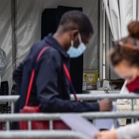 Fransa'da yeni günlük vaka rekoru: 30 bin 621