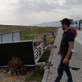 Antalya'da kuvvetli rüzgarın devirdiği otobüs durağı ölüme sebep oldu