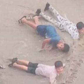 Mersin'de çocuklar yağmurun tadını çıkardı