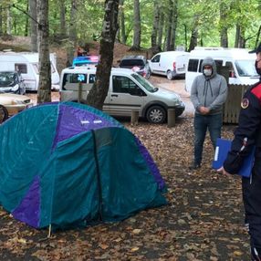 Ankara'da karantinada olması gereken çift, Yedigöller'e kampa gitti