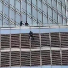 Donald Trump ile konuşmak istediğini söyleyip, kendini Trump Tower'dan sarkıttı