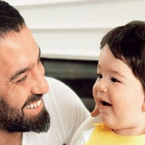 Arda Turan'ın oğlu Hamza'dan kardeşine tezahürat dersi