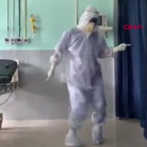 Hindistan’da doktor, koronavirüs yoğun bakımında dans etti