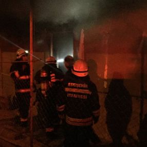 Eskişehir'de hayatında renk istediğini söyleyip evini yaktı