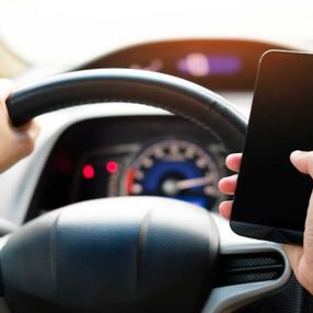 İngiltere, direksiyon başında telefon kullananlara ceza kesecek