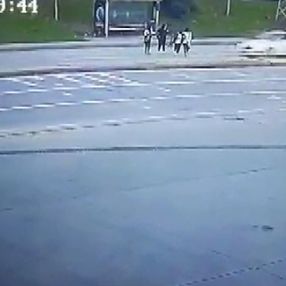 Arnavutköy'de otomobilin genç kızlara çarptığı anlar