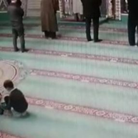 Sakarya'da oğluna camiyi sevdirmek isteyen baba, takla atıp namaza durdu