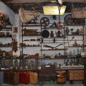 Samsun'da atalarından kalan tarihi eşyalarla müze yaptı