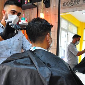 Manisa'da bir berber, şehit ailelerini ücretsiz tıraş ediyor