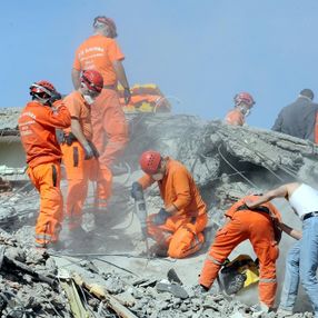 Van depreminde enkazdan çıkarılanlar yaşadıklarını unutamıyor