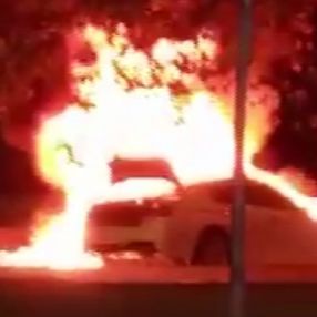 Kartal’da lüks otomobil cayır cayır yandı