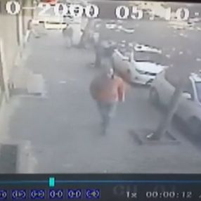Bayrampaşa'da 17 yaşındaki kıza sokak ortasında bıçakla saldırdı